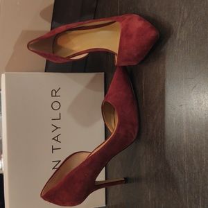 Ann Taylor pump wine/burgundy in color sz 8.5